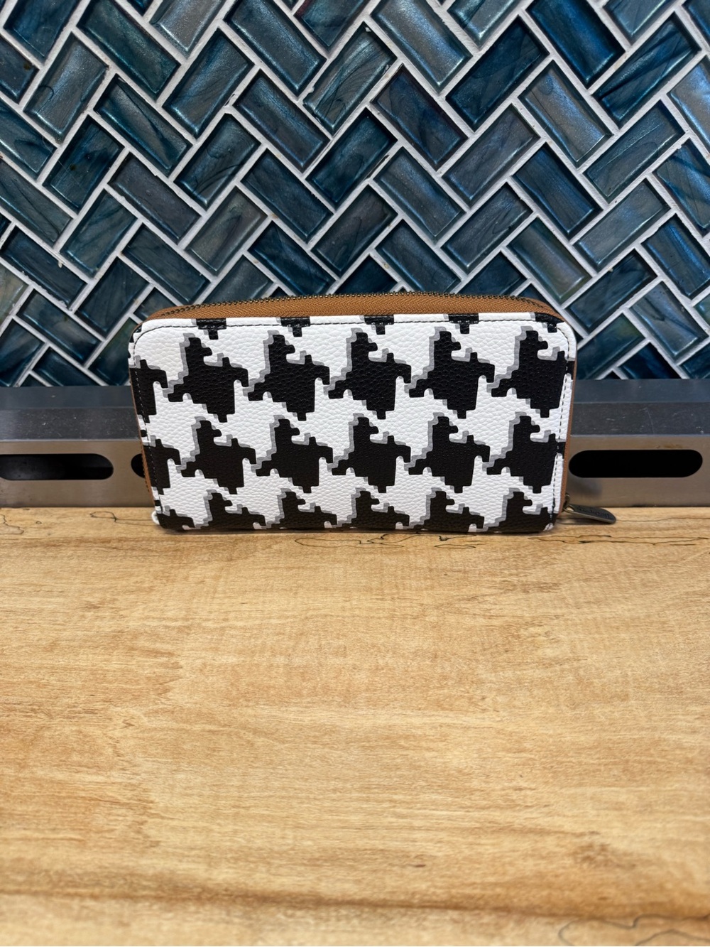 thirty-one Black and White Houndstooth Zip Wallet - Picture 2 of 7